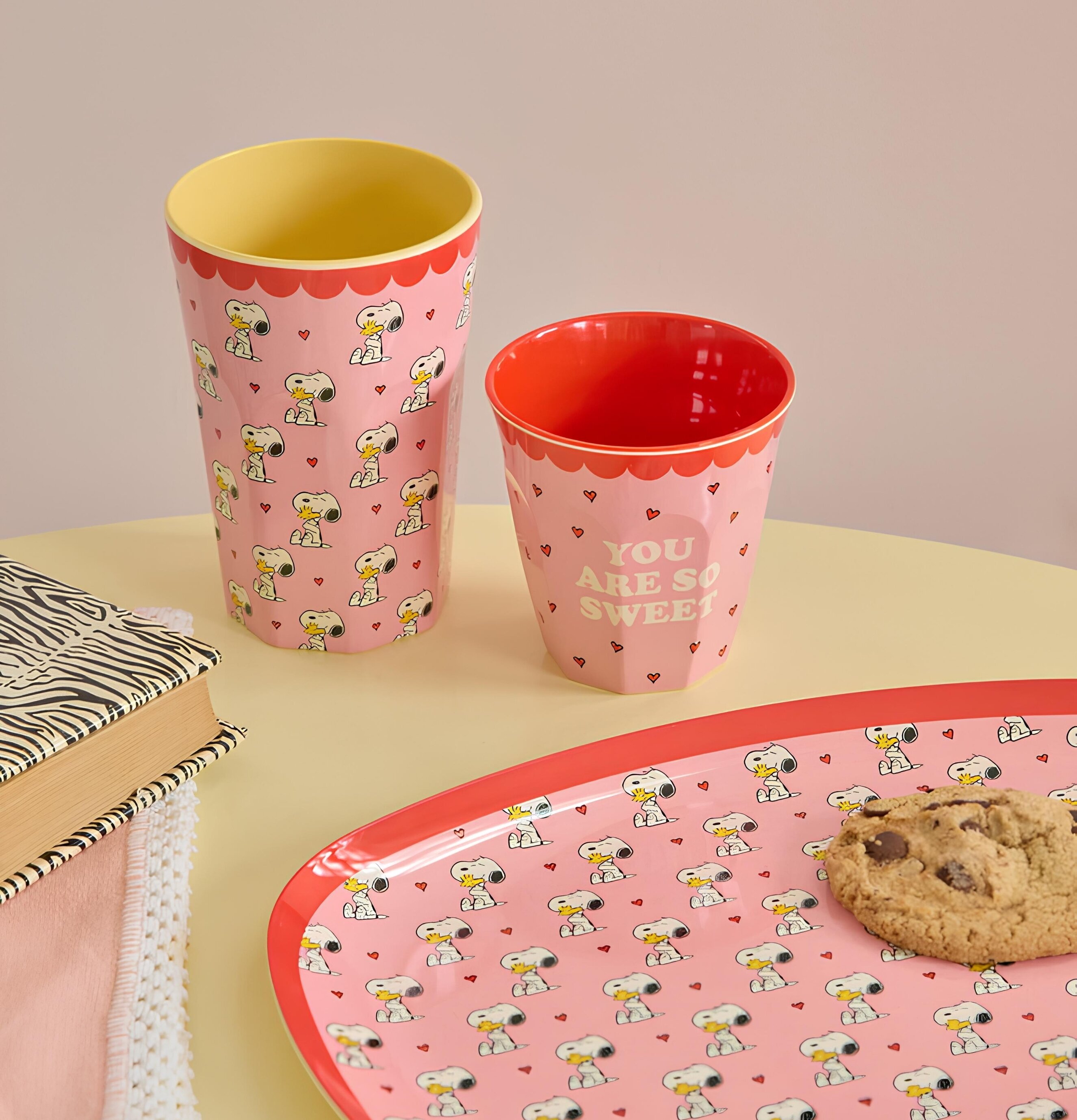 Melaminmugg Snobben Latte Pink Print Rice Melaminmuggar Lattemuggar i melamin Melaminkoppar