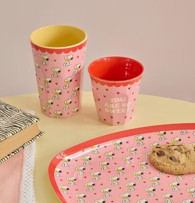 Foto: Pastelldukning med rosa muggar och kakfat