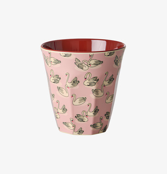 Foto: Rosa melaminmugg med svanmönster, frilagd