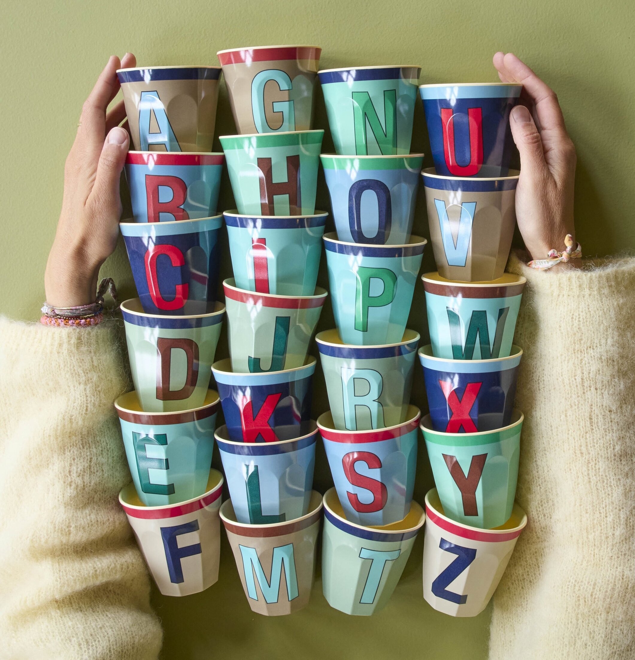 Melaminmugg Alphabet Vintage Blue Rice Melaminmuggar Lattemuggar i melamin Melaminkoppar