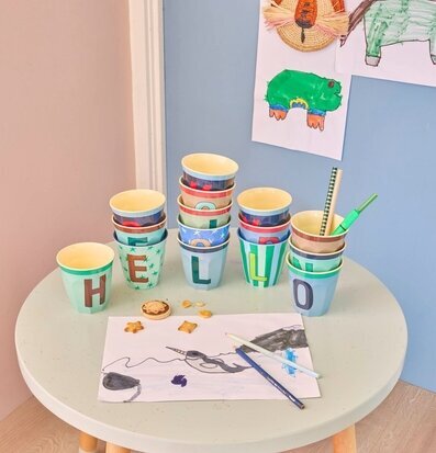 Melaminmugg Alphabet Vintage Blue Rice Melaminmuggar Lattemuggar i melamin Melaminkoppar