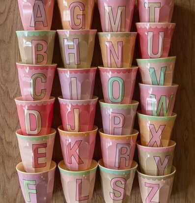 Melaminmugg Alphabet Vintage Pink Rice Melaminmuggar Lattemuggar i melamin Melaminkoppar
