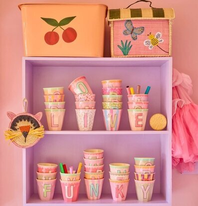 Melaminmugg Alphabet Vintage Pink Rice Melaminmuggar Lattemuggar i melamin Melaminkoppar