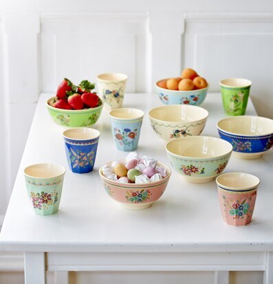 Mugg Green Flower Print från Rice på ett vitt bord