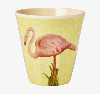 Rice Mugg Flamingo Print med gul bakgrund och rosa flamingo