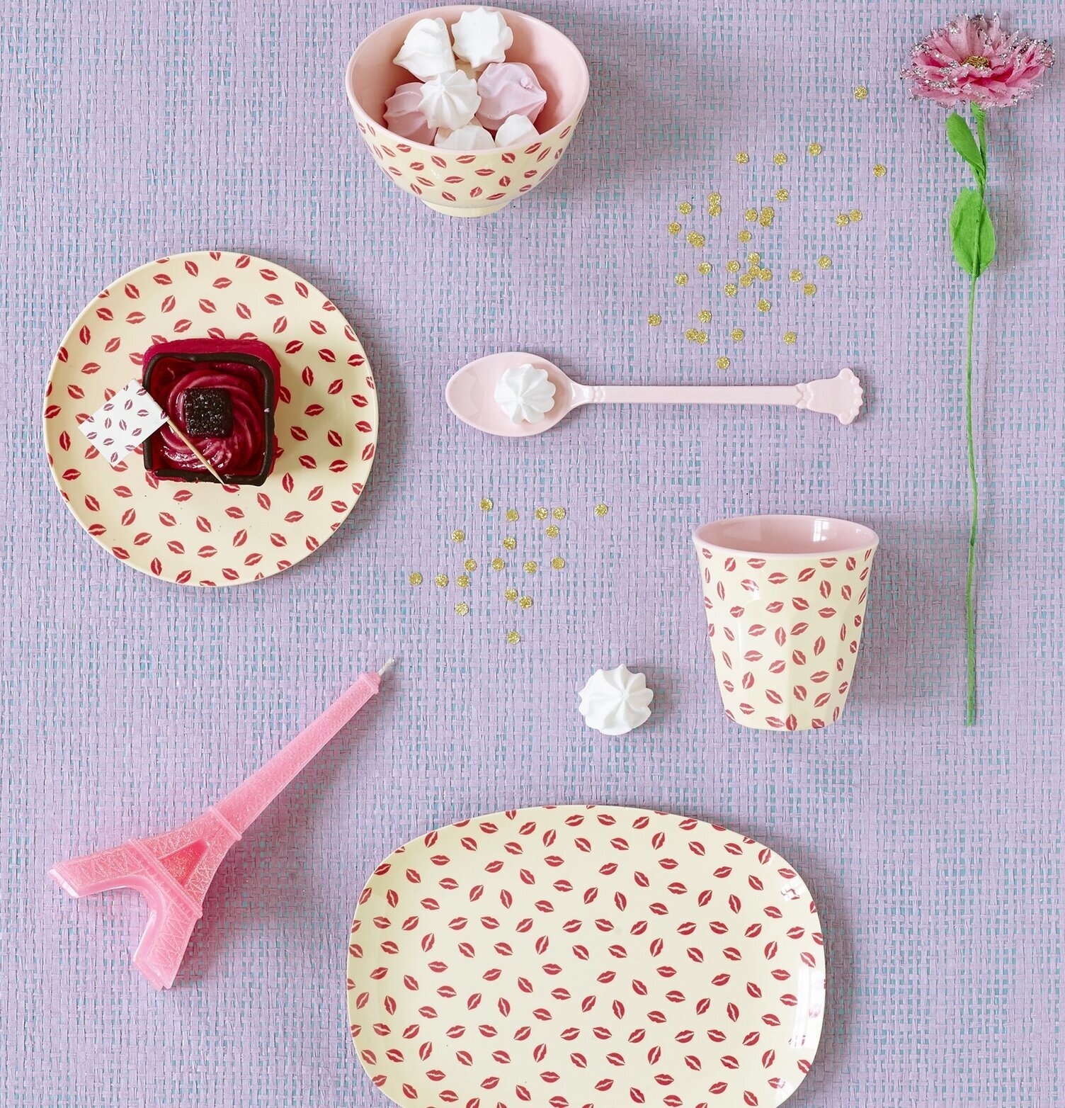 Mugg Kiss Print från Rice med rött mönster på gul bakgrund