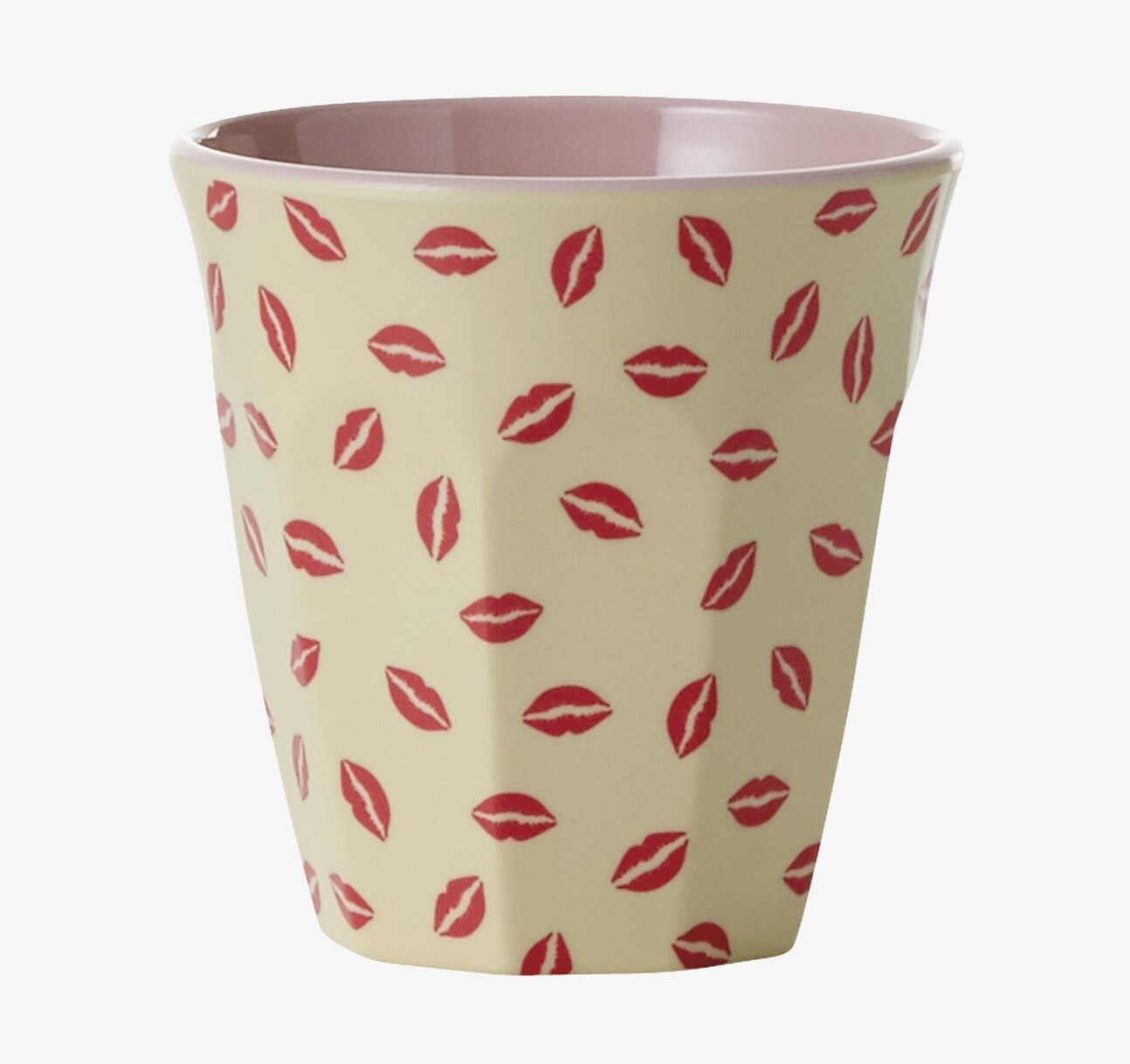 Mugg Kiss Print från Rice med röda läppavtryck på gul bakgrund