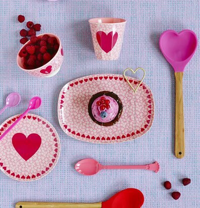 Mugg Heart Print Korall från Rice med hjärtmotiv och blommor