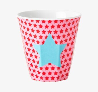 Mugg Star Print från Rice med röda stjärnor och blå stjärna