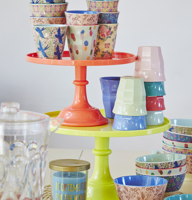 Färgglada Mugg Dutch Rose Print från Rice på ett bord