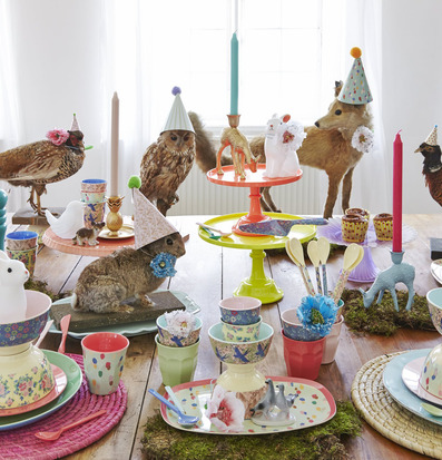 Mugg Flower Field Print från Rice på festligt dekorerat bord