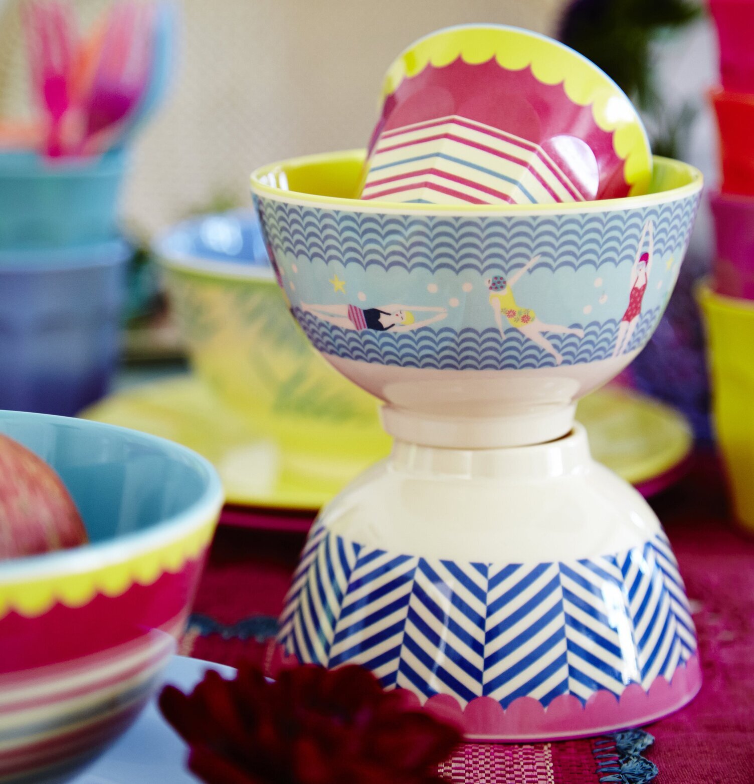 Mugg Striped Print från Rice med färgglada ränder och handtag