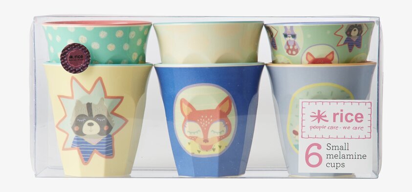 Muggar Happy Camper Prints från Rice i genomskinlig förpackning