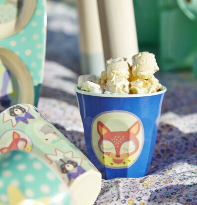 Muggar Happy Camper Prints från Rice fyllda med popcorn