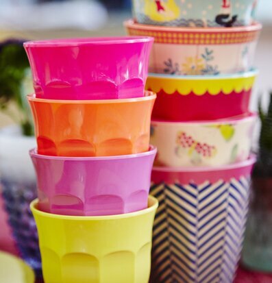 Färgglada Muggar Go For The Fun Medium från Rice staplade