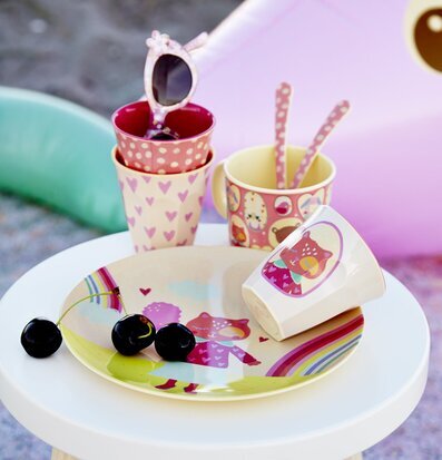 Baby Cup Happy Camper från Rice med färgglad design