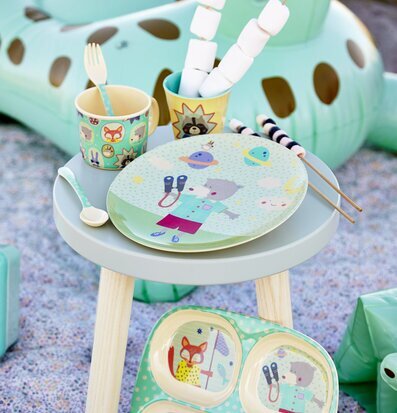 Baby Cup Happy Camper från Rice på ett färgglatt bord