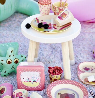 Muggar Happy Camper Prints från Rice i färgglad picknickmiljö