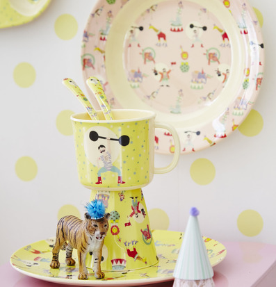 Baby Cup Circus Print Yellow från Rice med cirkustema