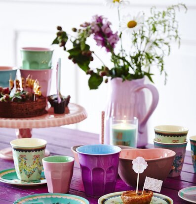 Mugg Mint Flower Print från Rice med blommönster på bordet