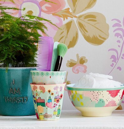 Mugg Flower Display Print från Rice med skönhetsverktyg