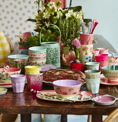 Små Muggar Extraordinary Prints från Rice på träbord