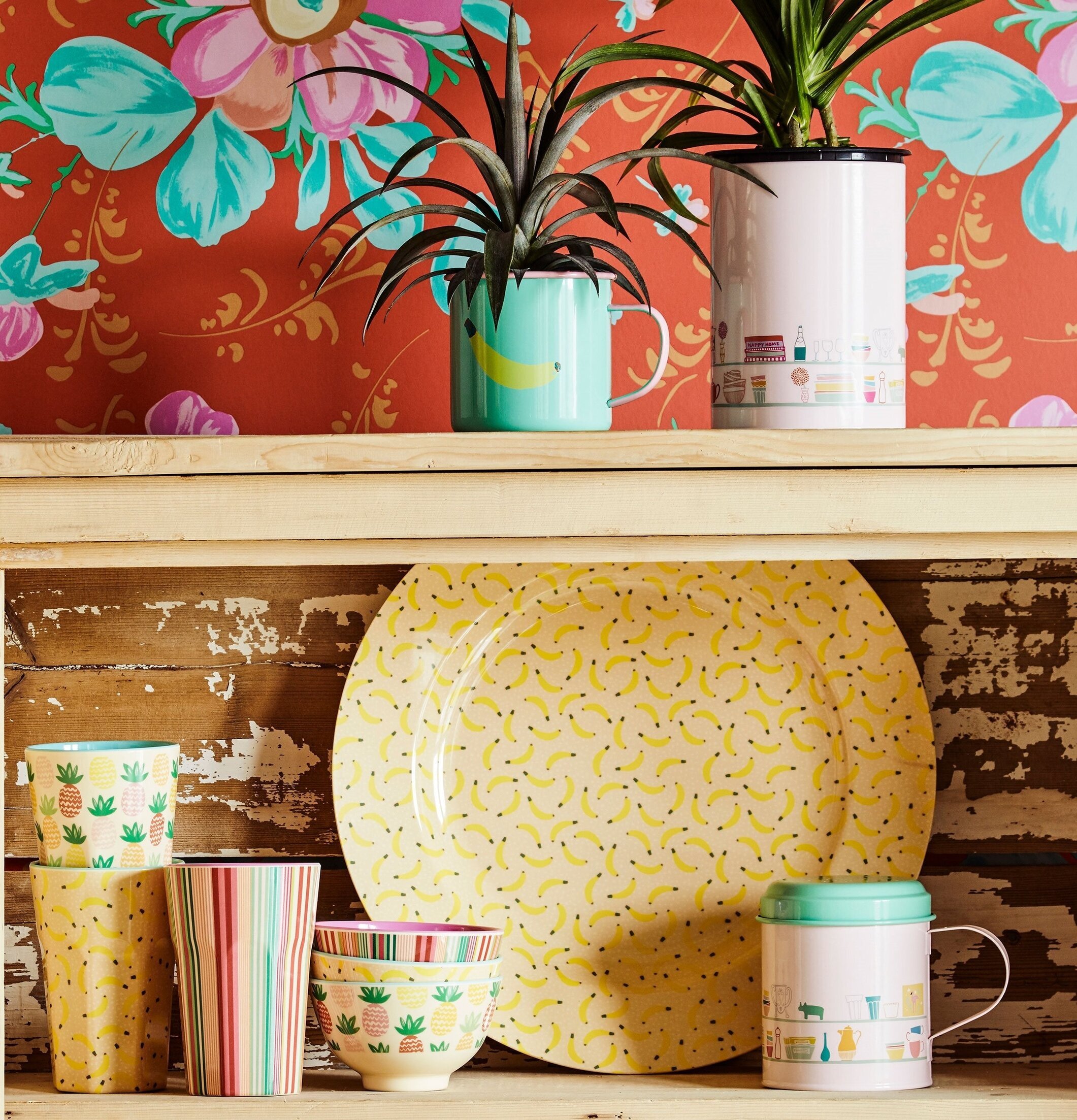 Mugg Latte Banana Print från Rice på en rustik trähylla