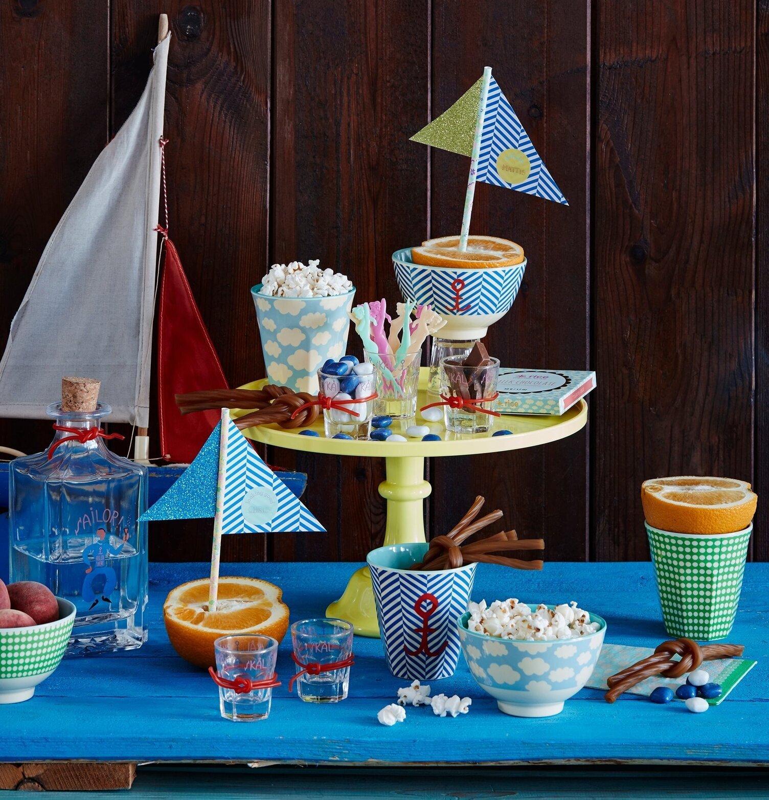 Mugg Cloud Print från Rice fylld med popcorn på blått bord