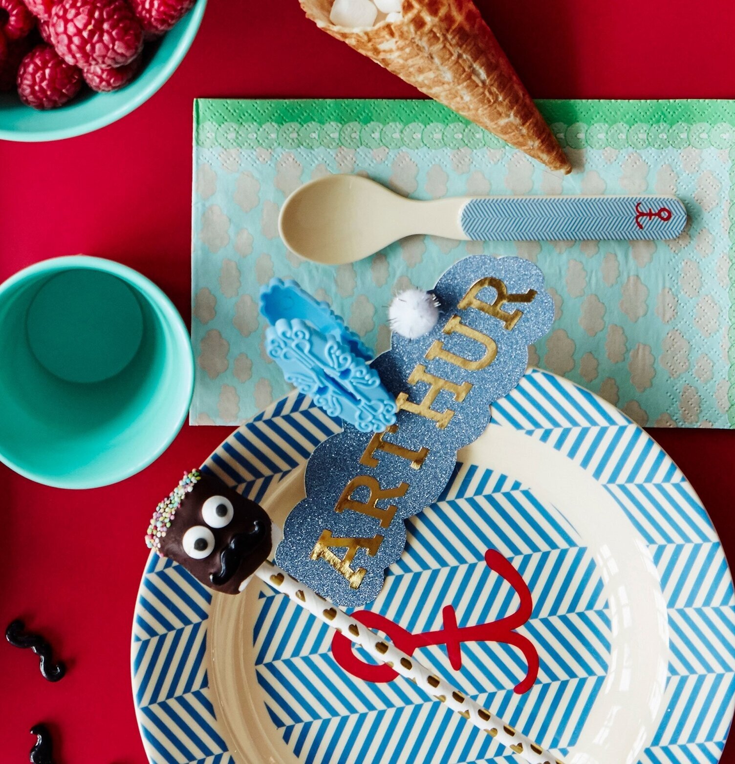 Barnmugg Sailor & Anchor Print från Rice på festligt bord