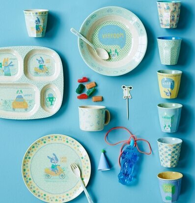 Små Muggar Racing Print från Rice med färgstarka motiv