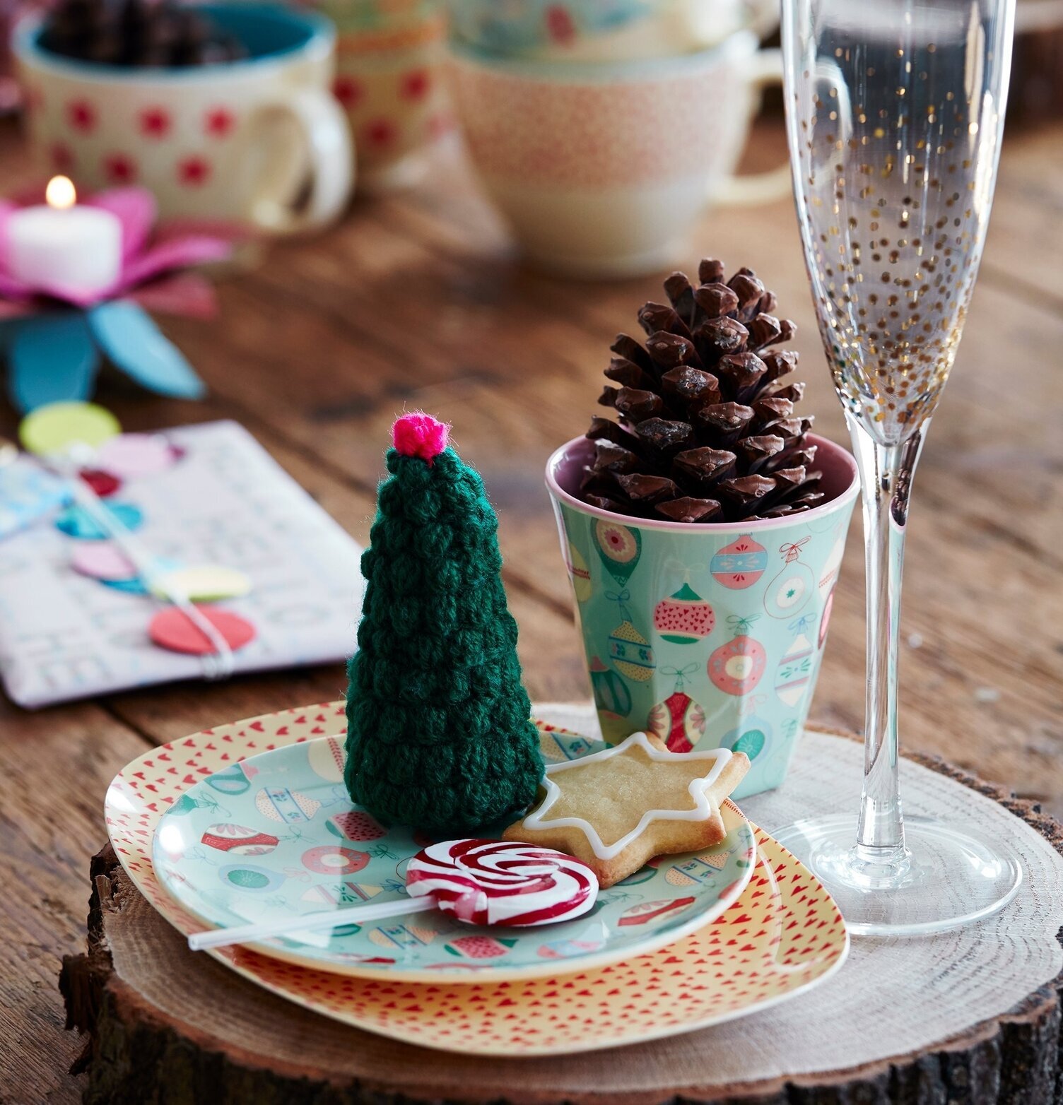 Mugg Blommor från Rice på rustikt bord med festdekorationer