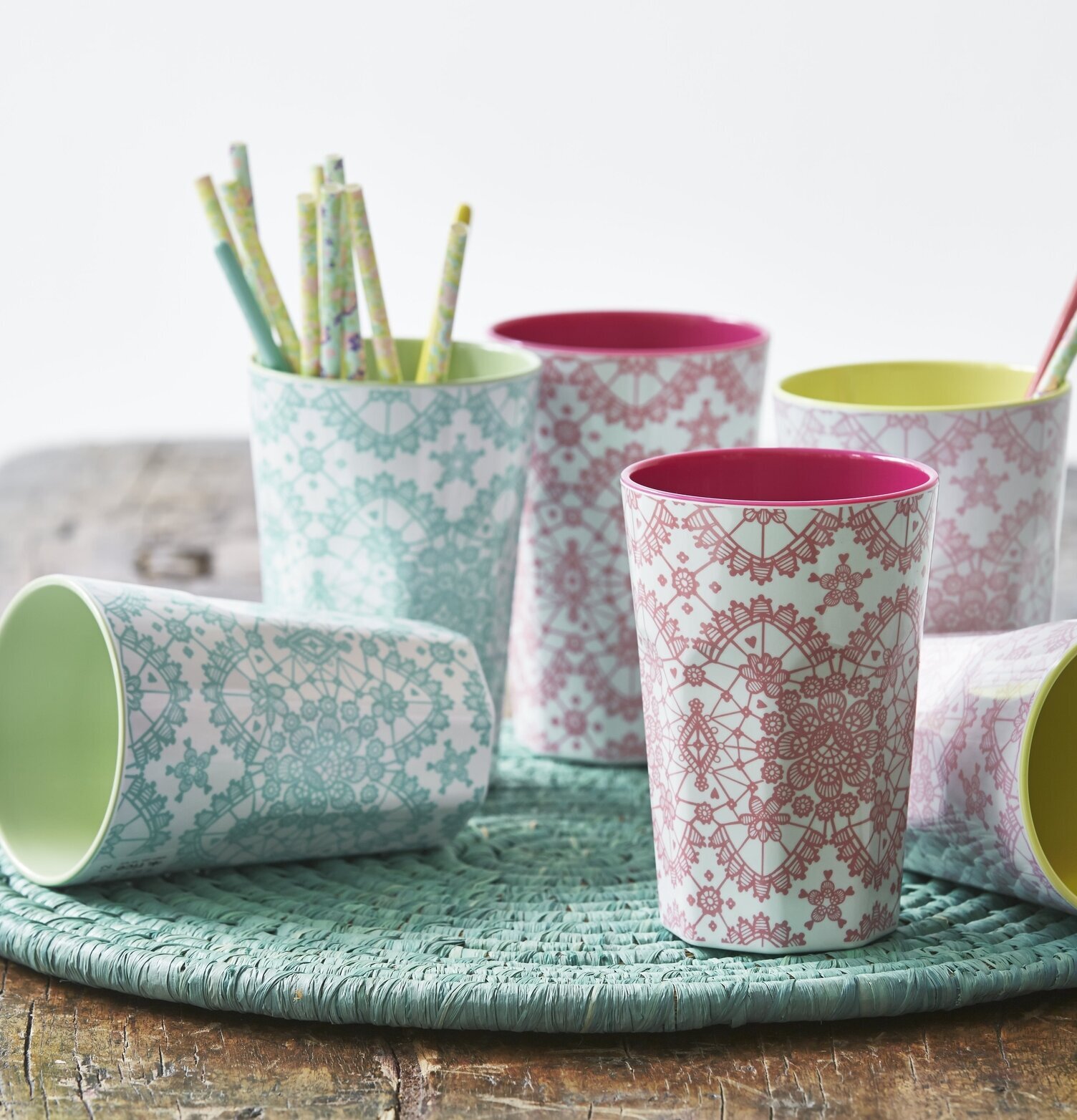 Mugg Latte Pink Lace Print från Rice på rustikt träbord