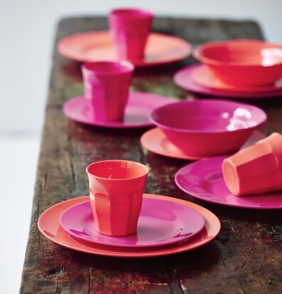 Mugg Neon Pink från Rice på rustikt träbord med färgglada delar