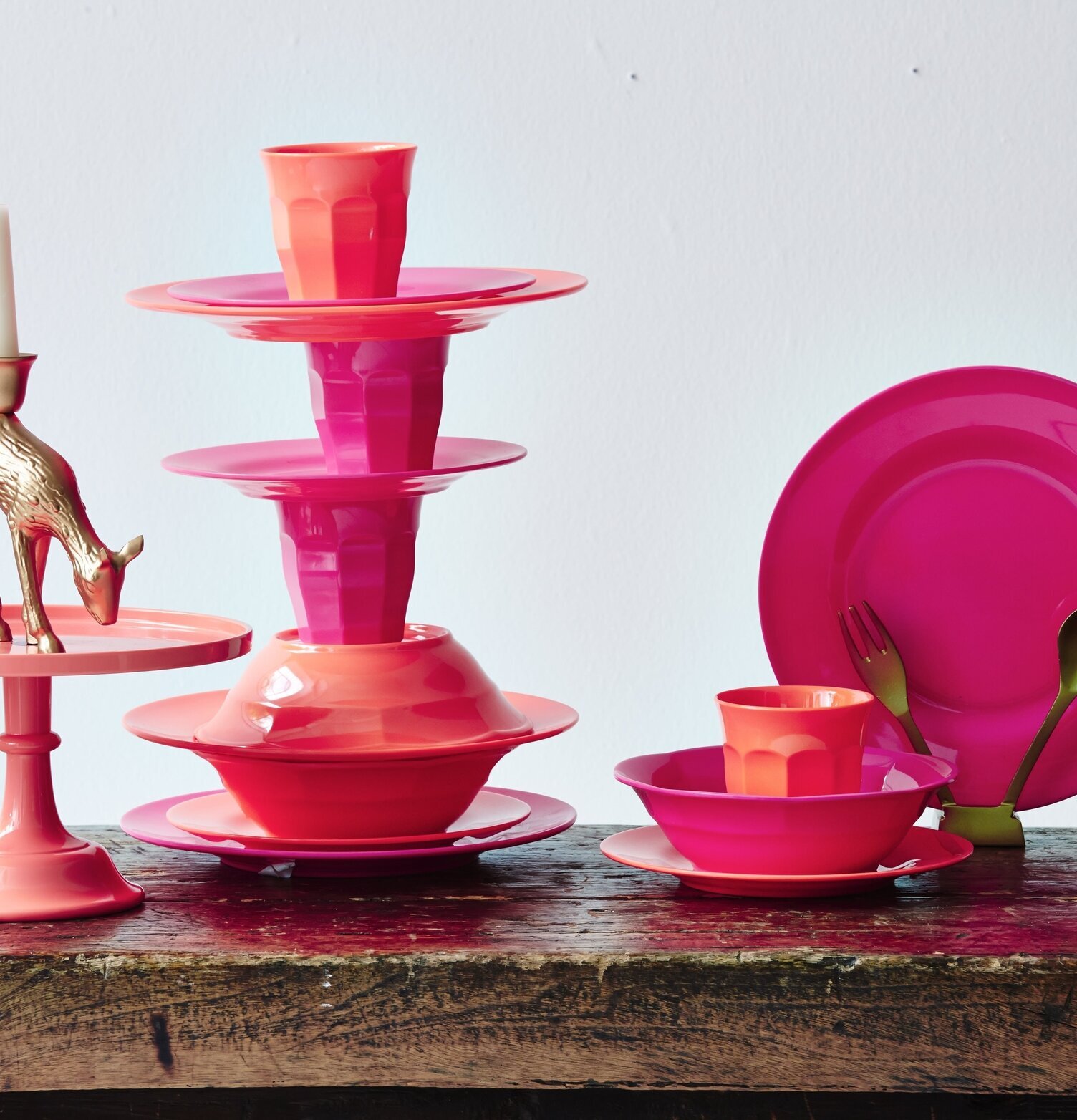 Mugg Neon Pink från Rice på ett rustikt träbord