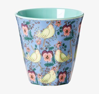 Mugg Bird & Pansy Print från Rice på träbord i ljus miljö