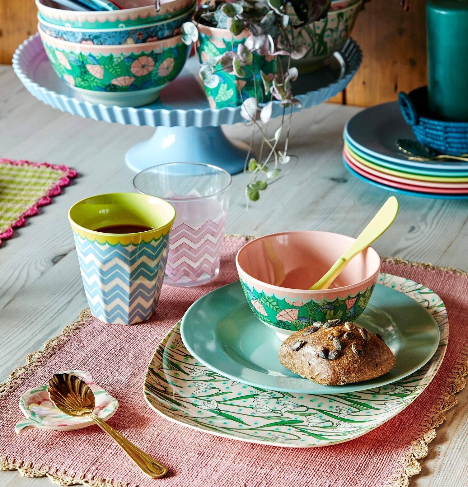 Mugg Chevron Print från Rice med färgglada bordstillbehör