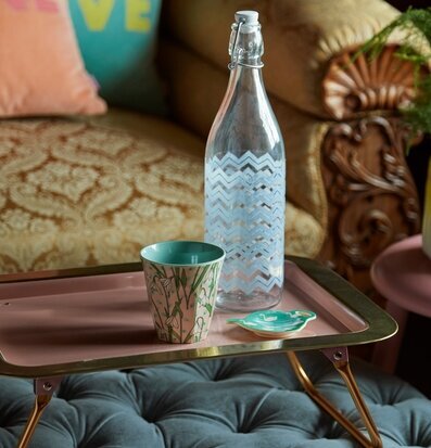 Mugg Snowdrop Print från Rice på rosa brickbord med fat