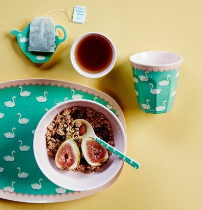 Mugg Swan Print från Rice på ett gult bord med matchande föremål