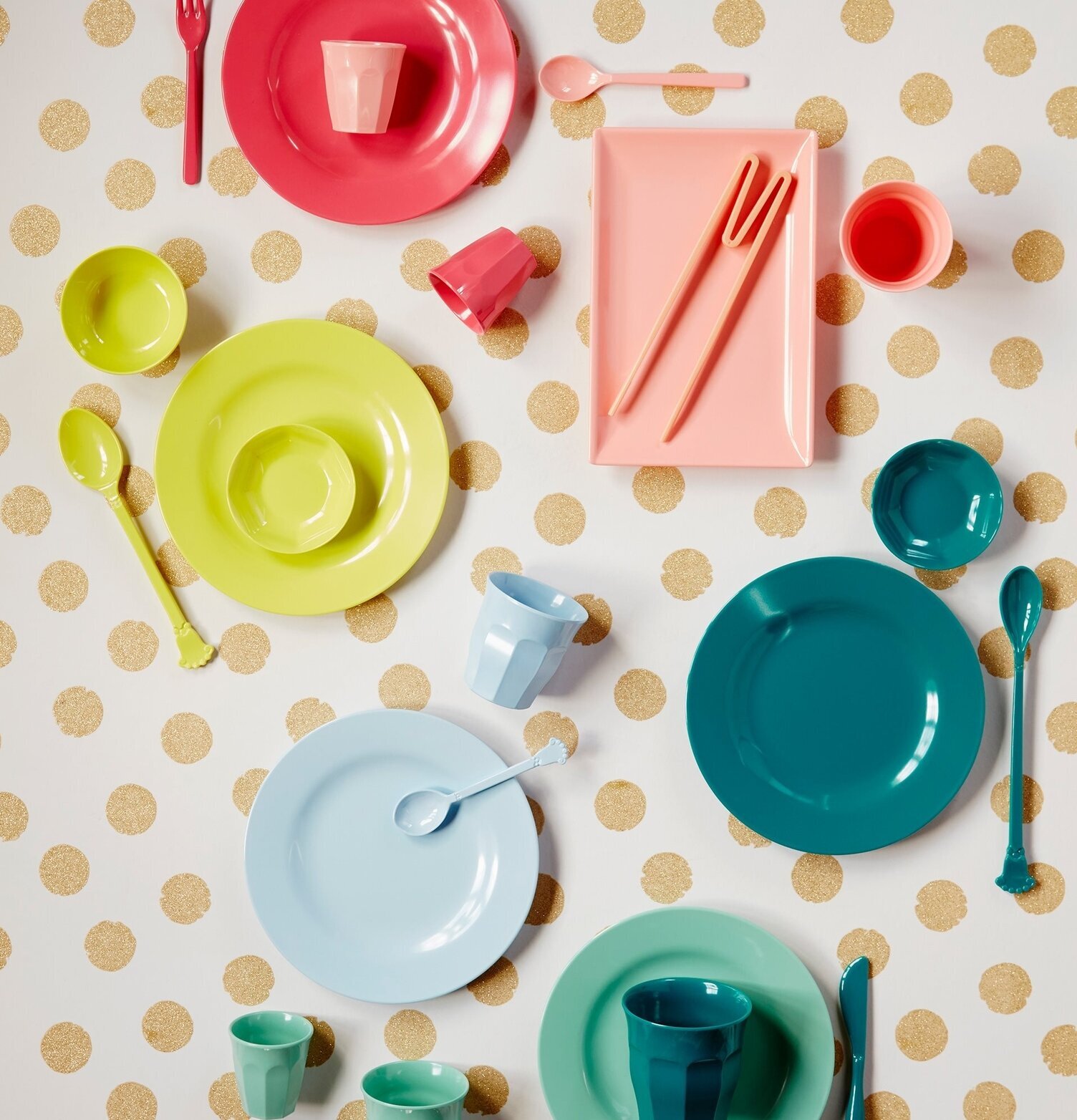 Espressomuggar Shine från Rice i livfulla färger på bordet