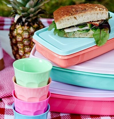 Muggar Blå/Grön Medium från Rice staplade på picknickfilt